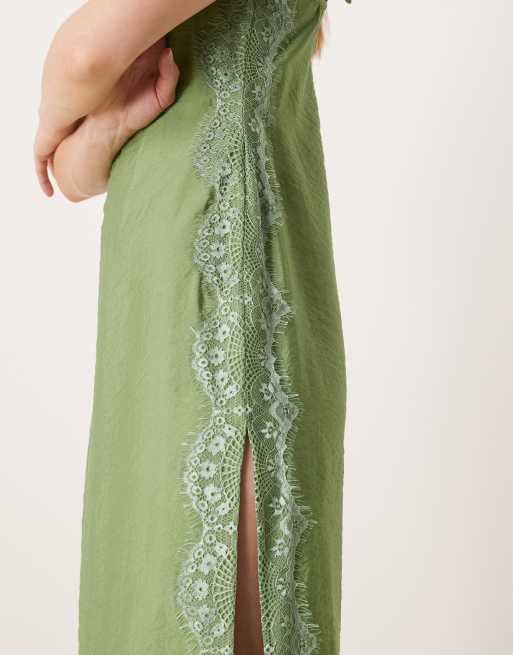 ASOS DESIGN Petite – Camisole-Maxikleid aus Satin in Grün mit Knitterstruktur, eckigem Ausschnitt und Spitzendetail, 4 von 4