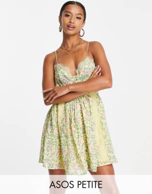 ASOS DESIGN Petite - Camisole-Sommerkleid mit Spitzenbesatz, Knöpfen und Blümchenmuster-Bunt