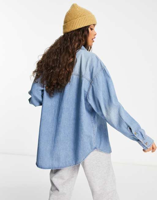 ASOS DESIGN Petite - Chemise minimaliste en jean - Bleu délavé, 2 de 4