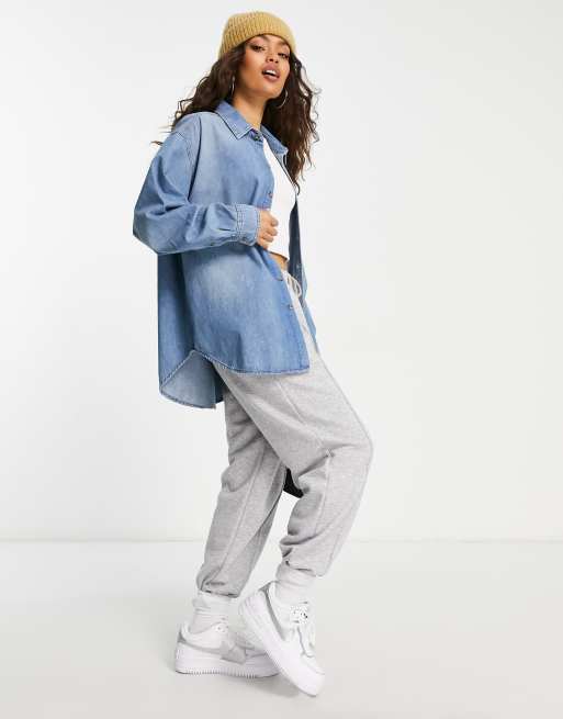 ASOS DESIGN Petite - Chemise minimaliste en jean - Bleu délavé, 4 de 4