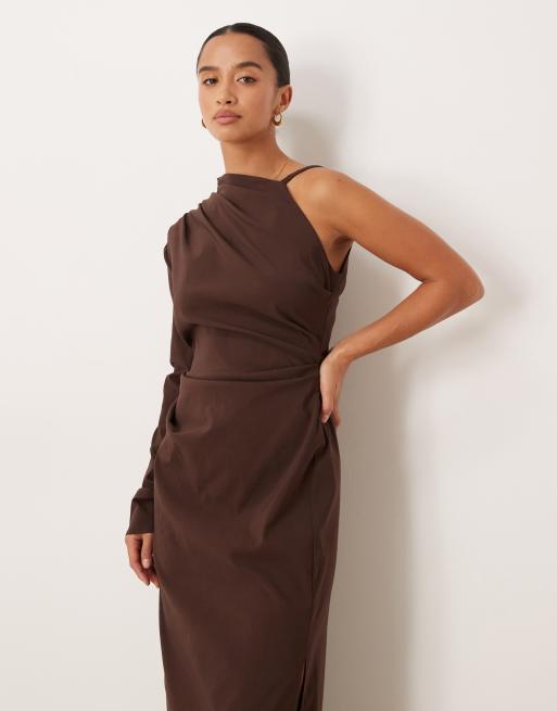 ASOS DESIGN Petite – Chokladbrun, enaxlad midiklänning med drapering, 3 av 4