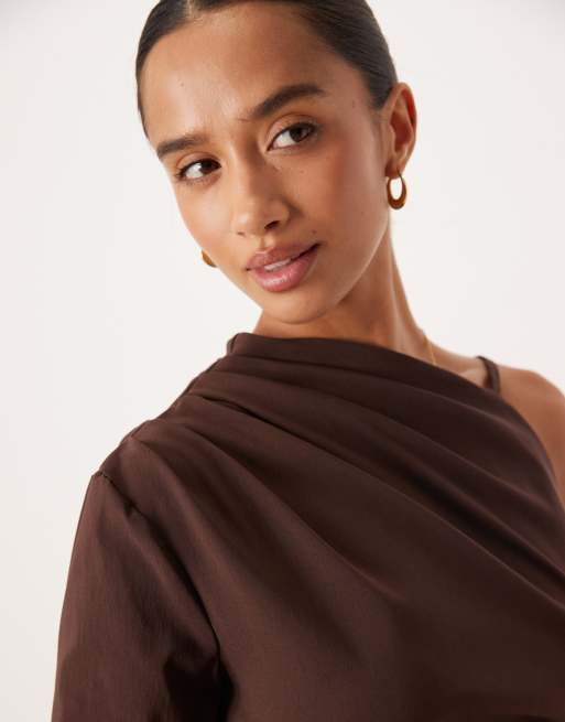 ASOS DESIGN Petite – Chokladbrun, enaxlad midiklänning med drapering, 4 av 4