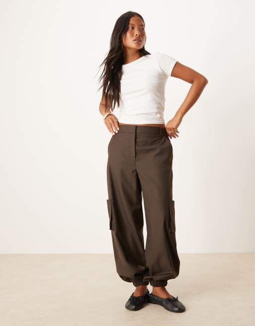 ASOS DESIGN Petite – Chokladbruna, figursydda byxor med raka ben, muddar och cargofickor, 3 av 5