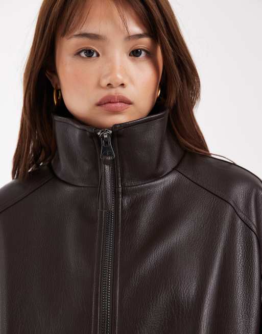 ASOS DESIGN Petite - Chokoladebrun oversized bomber-jakke i læderlook med ståkrave, 2 af 4