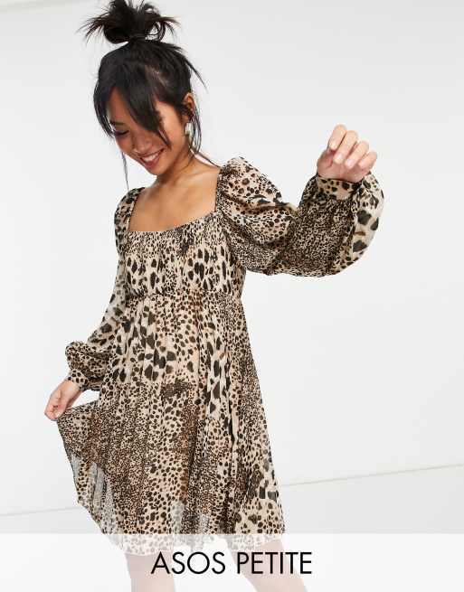 ASOS DESIGN Petite – Cielista plisowana sukienka mini z dekoltem karo i rozszerzaną spódnicą w panterkę
