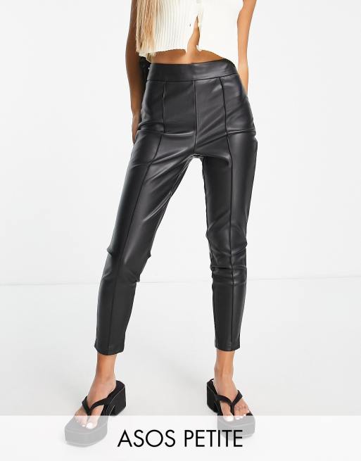 ASOS DESIGN Petite - Cigarette broek van elastisch kunstleer met plat gestikte plooitjes in zwart