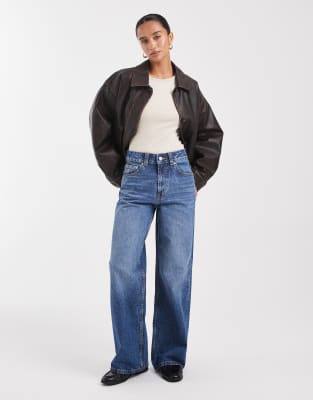 ASOS DESIGN Petite - Circular Design Collection - Dad-Jeans in Mittelblau mit weitem Schnitt