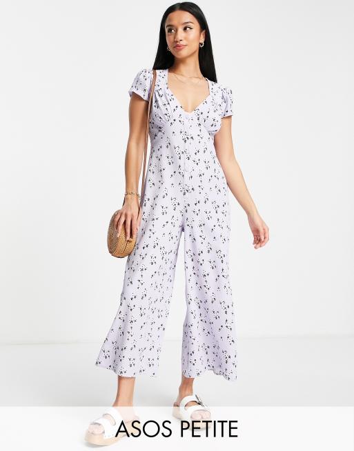 ASOS DESIGN Petite - Cocktail jumpsuit van bubble crêpestof met kapmouwtjes, knoopsluiting aan de voorkant en fijne print in lila
