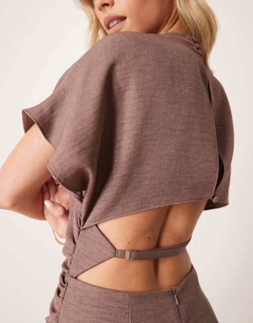 ASOS DESIGN Petite - Combinaison aspect lin à dos ouvert et détails froncés - Moka, 2 de 4