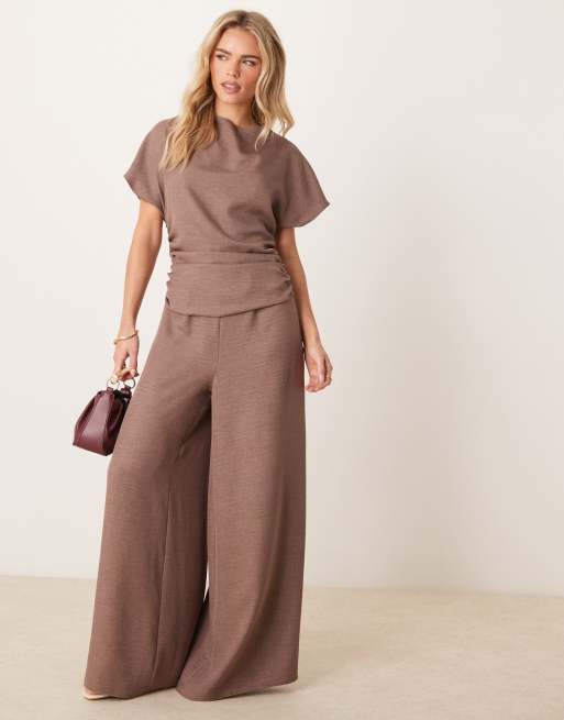 ASOS DESIGN Petite - Combinaison aspect lin à dos ouvert et détails froncés - Moka, 4 de 4
