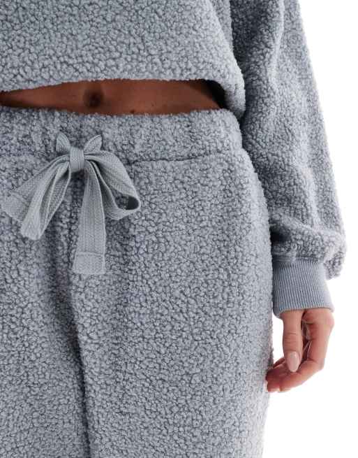ASOS DESIGN Petite - Completo da casa in pile borg composto da felpa con cappuccio oversize e joggers, 3 di 4