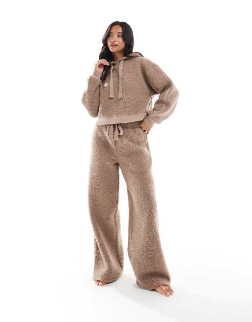 ASOS DESIGN Petite - Completo da casa in pile borg tortora con pantaloni ampi e felpa corta con cappuccio