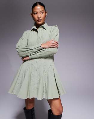 ASOS DESIGN Petite - Cord-Hemdkleid in Salbeigrün mit betonter Taille und Godets-Bunt