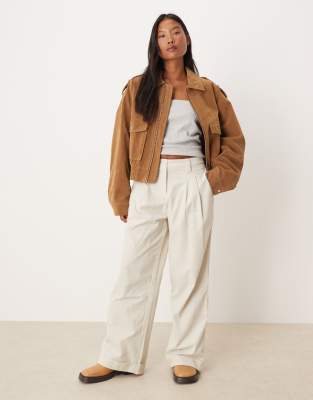 ASOS DESIGN Petite - Cordhose in Creme mit weitem Bein und Krempelsaum-Weiß
