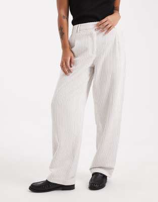 ASOS DESIGN Petite - Cordhose in Cremeweiß mit schmalem Bein