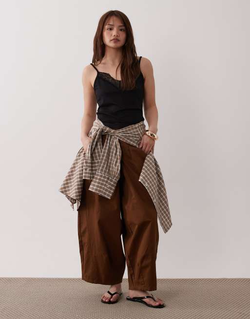 ASOS DESIGN Petite - Corduroy broek met ballonpijpen en elastische taille in chocoladebruin, 5 van 5