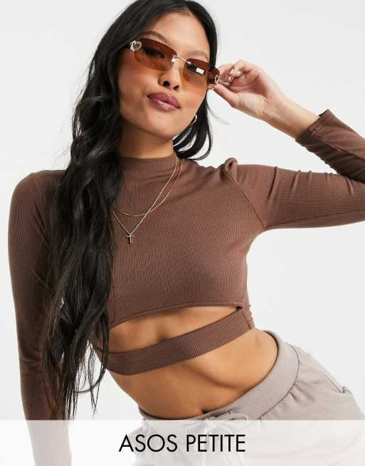 ASOS DESIGN Petite - Crop top à manches longues avec découpe sous la poitrine - Marron