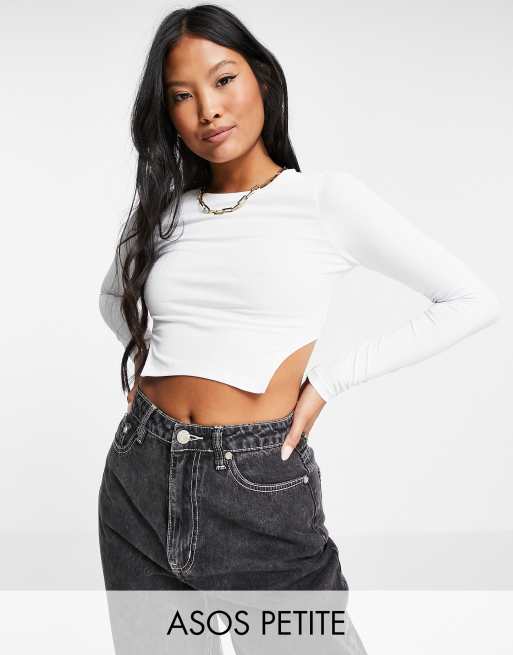 ASOS DESIGN Petite - Crop top met lange mouwen en gevormde zoom in wit