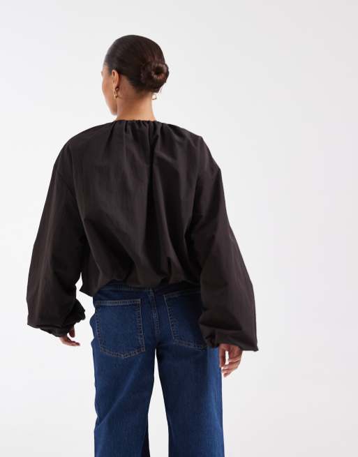 ASOS DESIGN Petite cropped bomberjack met bubbelzoom van nylon in donkerbruin, 4 van 4