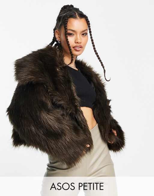 ASOS DESIGN Petite - Cropped jack van imitatiebont met kraag in bruin