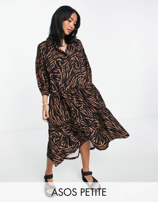 ASOS DESIGN Petite – Czarna luźna sukienka koszulowa midi w zebrę z warstwową spódnicą i bufkami