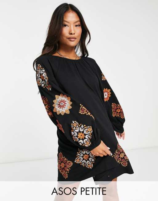 ASOS DESIGN Petite – Czarna luźna sukienka mini z długimi rękawami i haftowanym wzorem w kwiaty