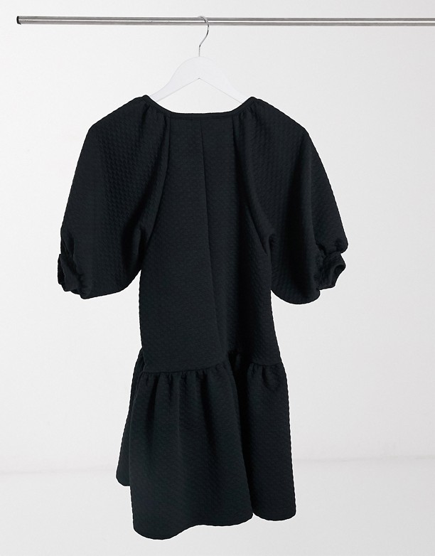 ASOS DESIGN Petite – Czarna pikowana sukienka mini o luźnym kroju z okrągłym dekoltem i ozdobną falbanką Czarny Szybko 