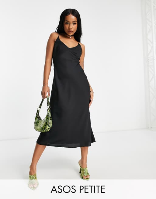 ASOS DESIGN Petite – Czarna satynowa sukienka maxi na ramiączkach z wydłużonymi miseczkami