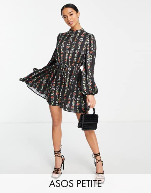 ASOS DESIGN Petite – Czarna satynowa sukienka skater mini w kwiatowe paski z wysokim dekoltem