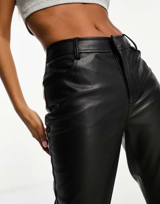ASOS DESIGN Petite – Czarne spodnie z imitacji skóry z prostymi nogawkami, 3 z 4