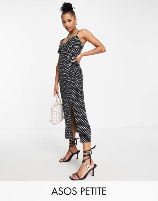 ASOS DESIGN Petite – Czarno-biała sukienka midi w grochy na ramiączkach z widocznymi miseczkami i rozcięciem