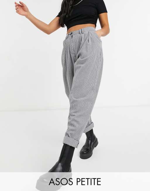 ASOS DESIGN Petite – Czarno-białe spodnie typu peg z balonowymi nogawkami, zakładkami i wzorem w pepitkę