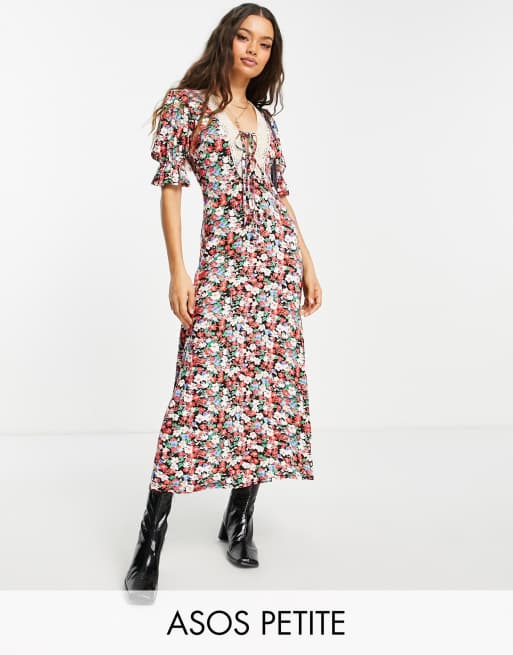 ASOS DESIGN Petite – Czarno-czerwona sukienka dzienna midi z koronkowym wykończeniem i kwiatowym wzorem 