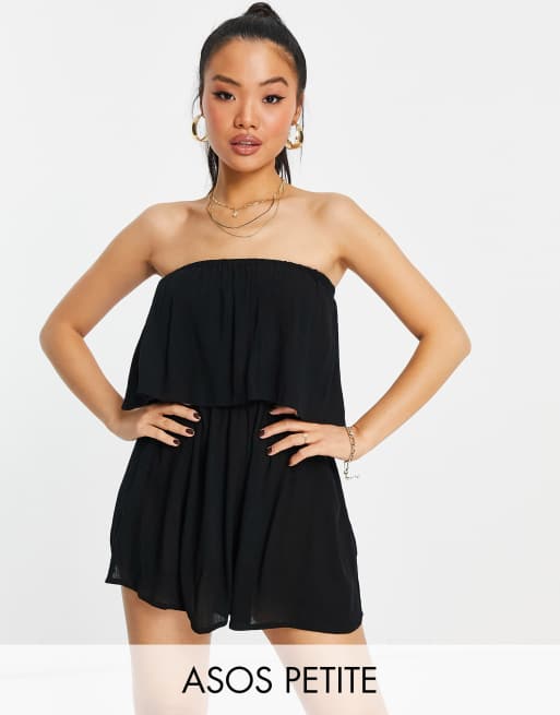 ASOS DESIGN Petite – Czarny krótki kombinezon plażowy z gniecionego materiału ze zwiewną górą typu bandeau