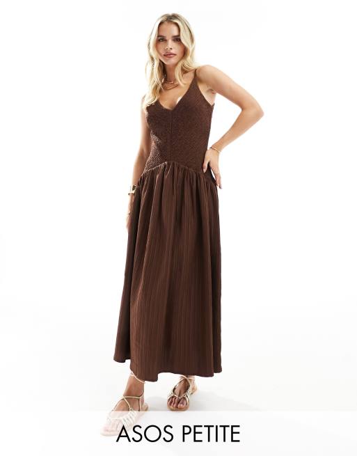ASOS DESIGN Petite – Czekoladowa letnia sukienka midi z pełną spódnicą z marszczonego materiału