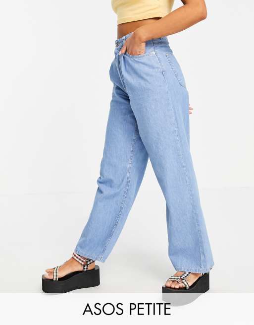 ASOS DESIGN Petite - Dad jeans comodi a vita alta con pieghe sul davanti lavaggio medio
