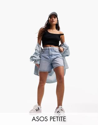 ASOS DESIGN Petite - Dad-Jeansshorts in verwaschenem Mittelblau