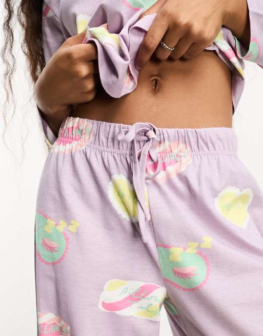 ASOS DESIGN Petite - Daydream - Lyslilla pyjamassæt med langærmet top og bukser, 2 af 4