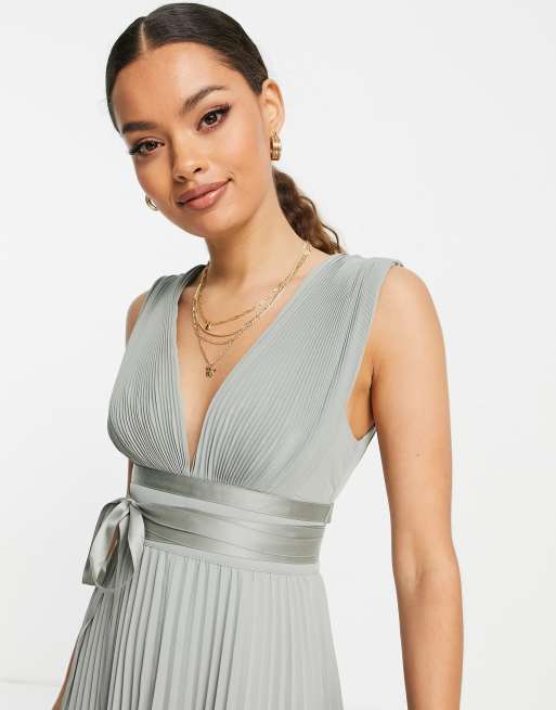 ASOS DESIGN Petite Demoiselle d honneur Robe longue pliss e bretelles avec bande de satin sur la taille Olive