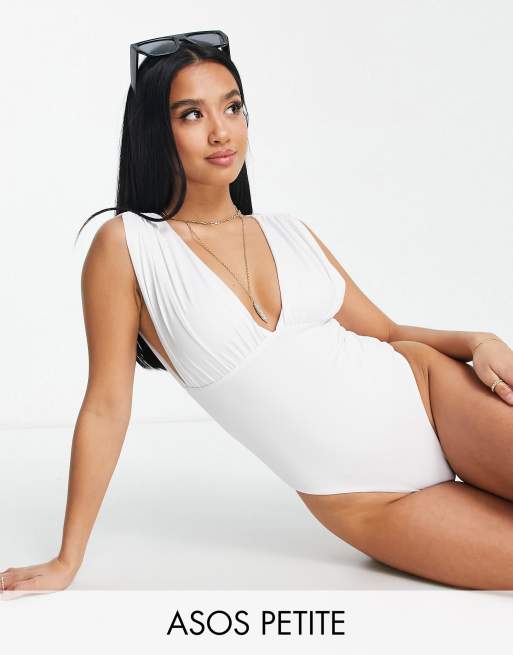 ASOS DESIGN Petite - Diepuitgesneden geplooid badpak in wit 