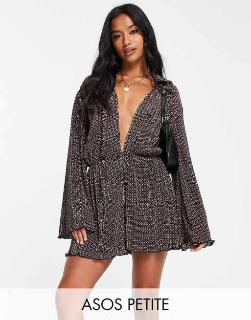 ASOS DESIGN Petite - Diepuitgesneden plissé jumpsuit met kraag in jaren 70-stijl in geometrische print