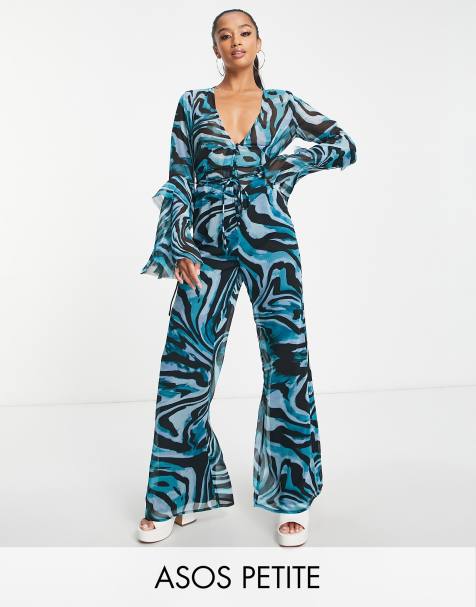 ASOS DESIGN Petite – Djurmönstrad jumpsuit med djup v-ringning och volangärm - view 1