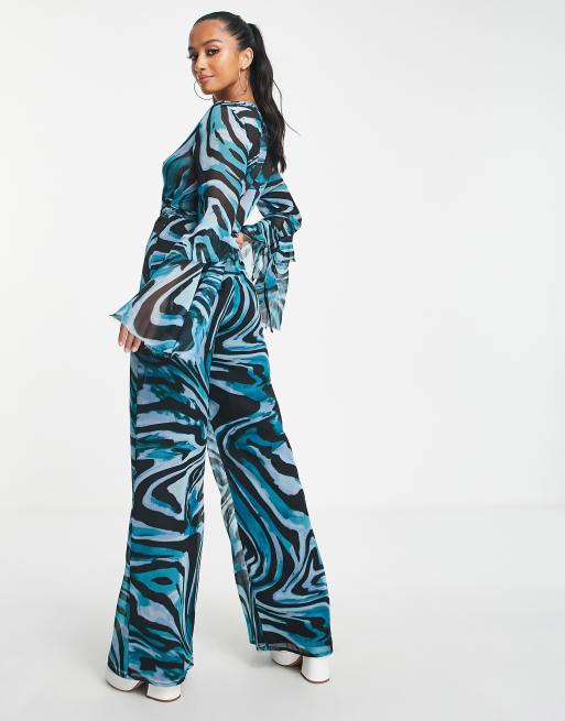 ASOS DESIGN Petite – Djurmönstrad jumpsuit med djup v-ringning och volangärm, 2 av 4