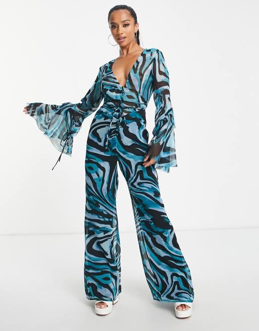 ASOS DESIGN Petite – Djurmönstrad jumpsuit med djup v-ringning och volangärm, 4 av 4