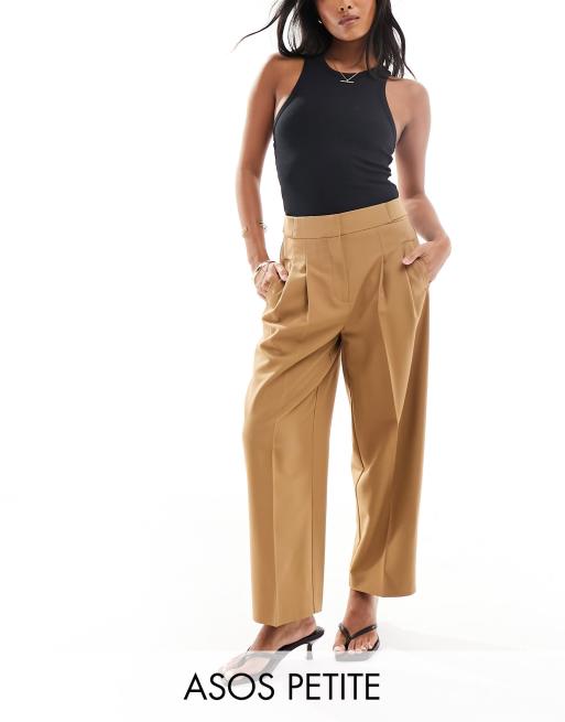 ASOS DESIGN Petite – Dopasowane brązowe spodnie z baryłkowymi nogawkami