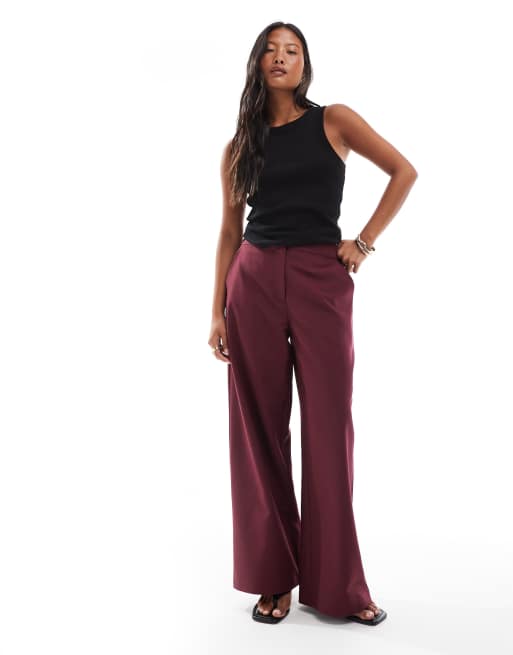 ASOS DESIGN Petite – Dopasowane spodnie z prostymi nogawkami o luźnym kroju w ciemnym wiśniowym kolorze