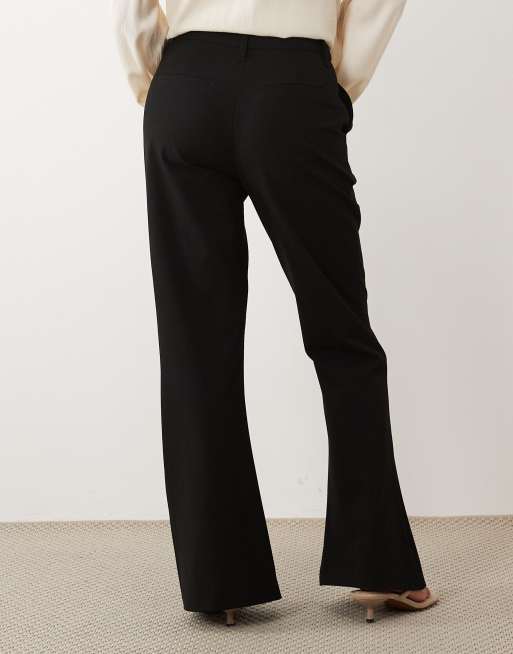 ASOS DESIGN Petite dopasowane spodnie z rozszerzanymi nogawkami w czerni, 2 z 5
