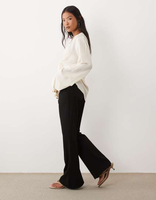 ASOS DESIGN Petite dopasowane spodnie z rozszerzanymi nogawkami w czerni, 3 z 5