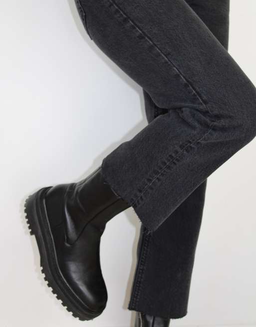 ASOS DESIGN Petite – Effortless – Svarta ankellånga flare jeans med hög midja och stretch, 3 av 4