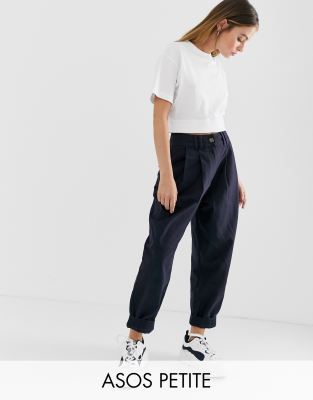 ASOS DESIGN - Petite - Eivormige, smaltoelopende broek met plooien aan de voorzijde in marineblauw